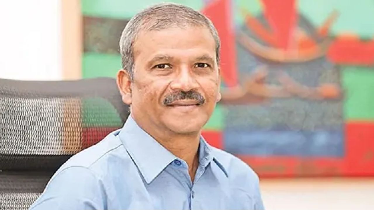 সরকারি অফিসের ৫০ শতাংশ লোকজন কাজ না করে বসে থাকে বলে মন্তব্য করেছেন আইন উপদেষ্টা ড. আসিফ নজরুল। আপনি কি তাই মনে করেন?