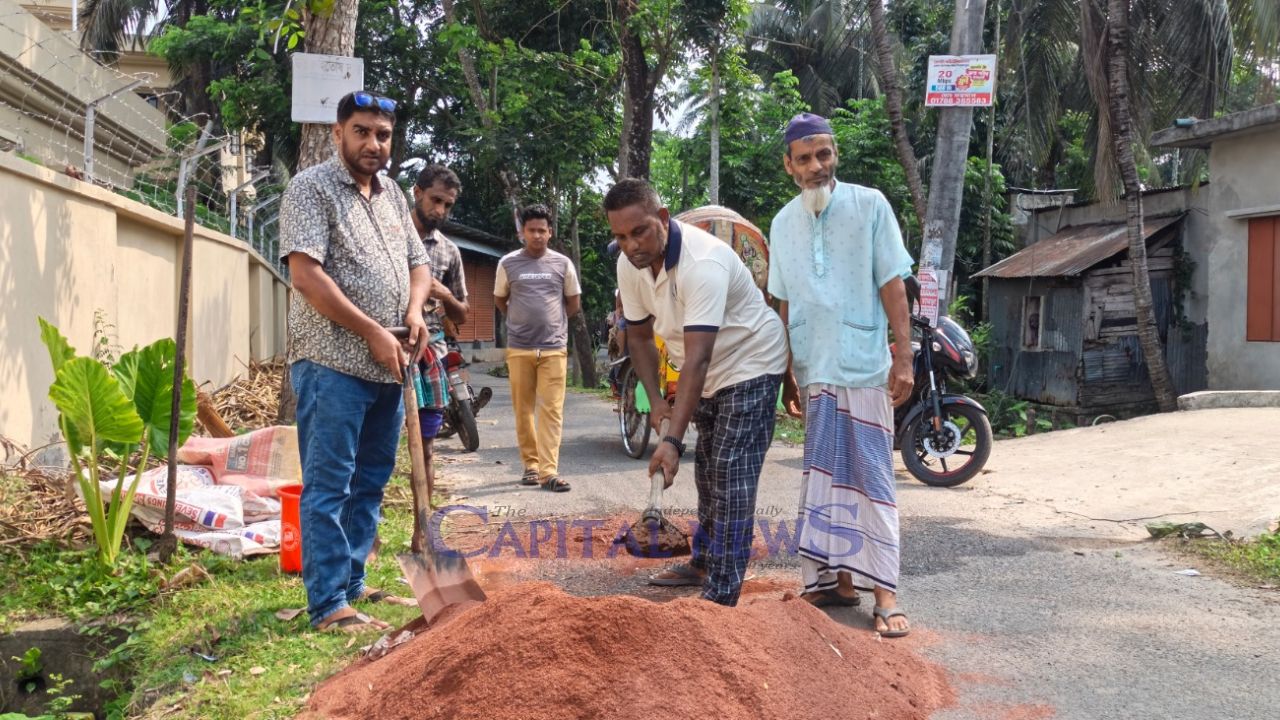 Councillor Humayun Kabir Shunu leads voluntary roads repair efort in Pirojpur 