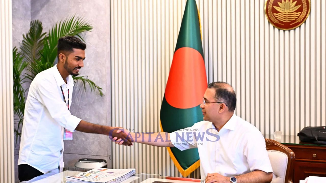 July Fighter Azizur Meets PM, Presents Blood-Stained National Flag