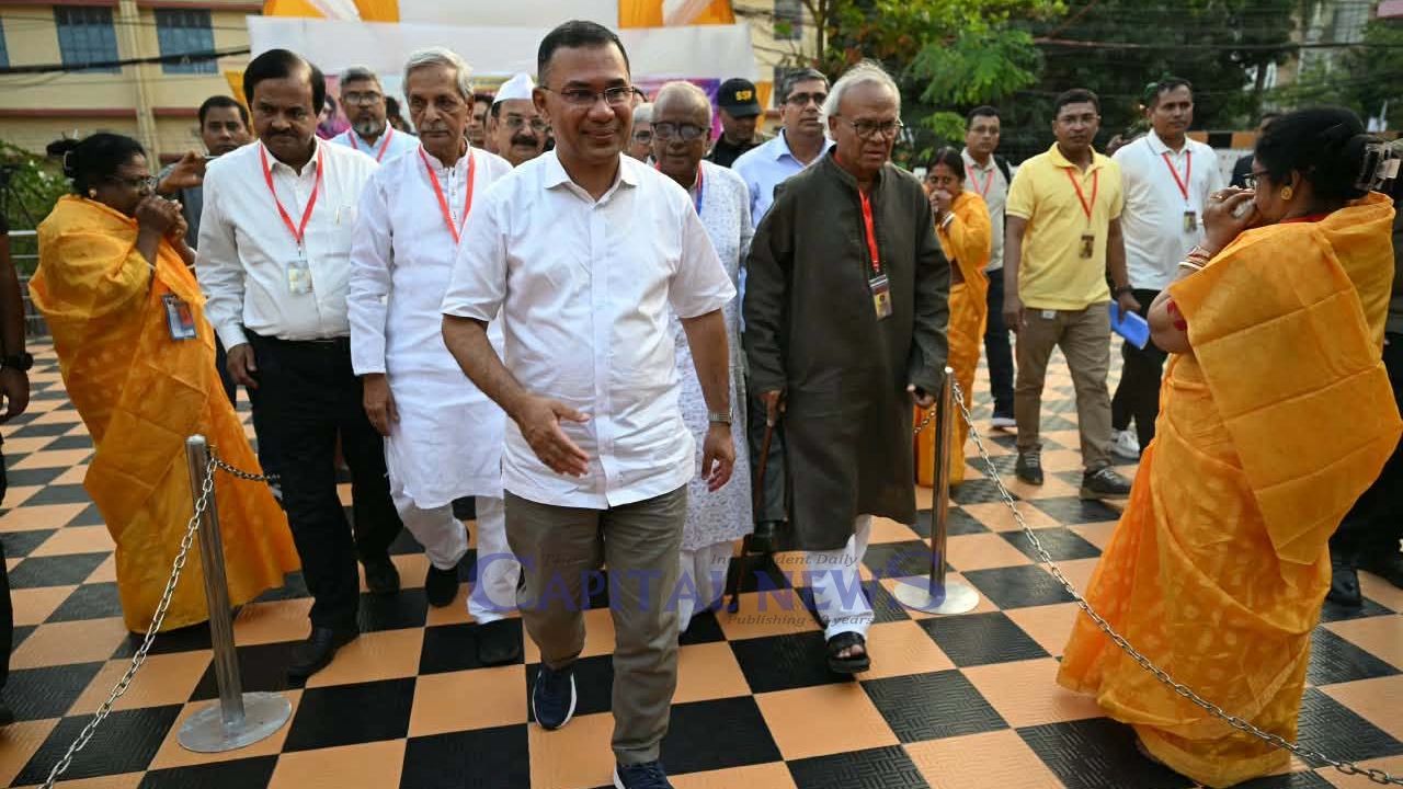 PM Visits Rajshahi temple, hands over Tk 10 Lakh for Durga Puja